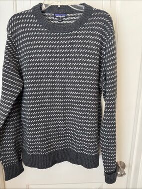 Patagonia Men’s Charcoal and White Patterned Crewneck Sweater Sz M STY50655